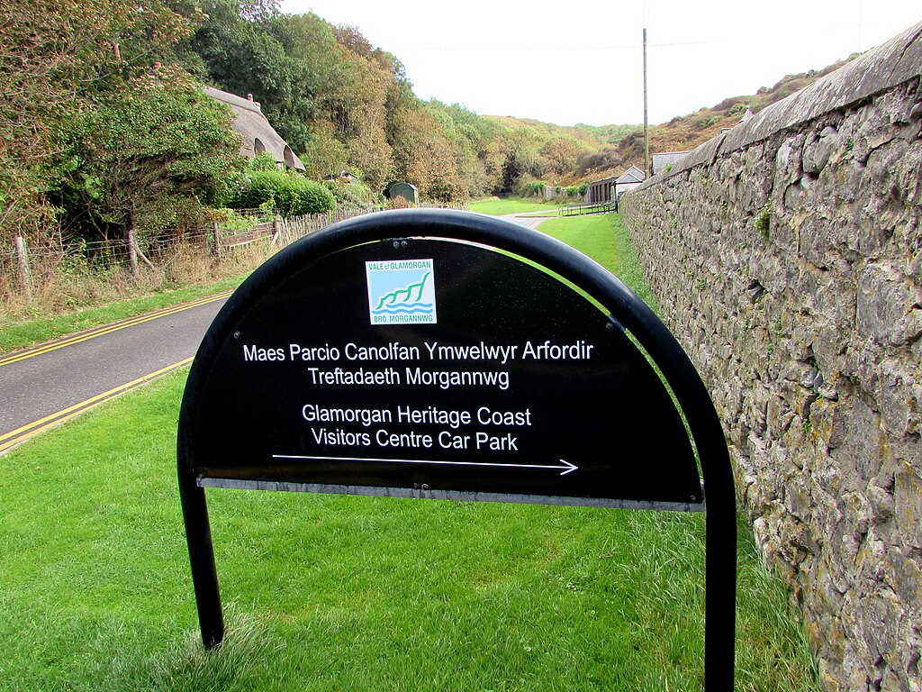 Glamorgan Heritage Coast Visitors Centre Car Park direction sign, Southerndown by Jaggery, CC BY-SA 2.0 <https://creativecommons.org/licenses/by-sa/2.0>, via Wikimedia Commons